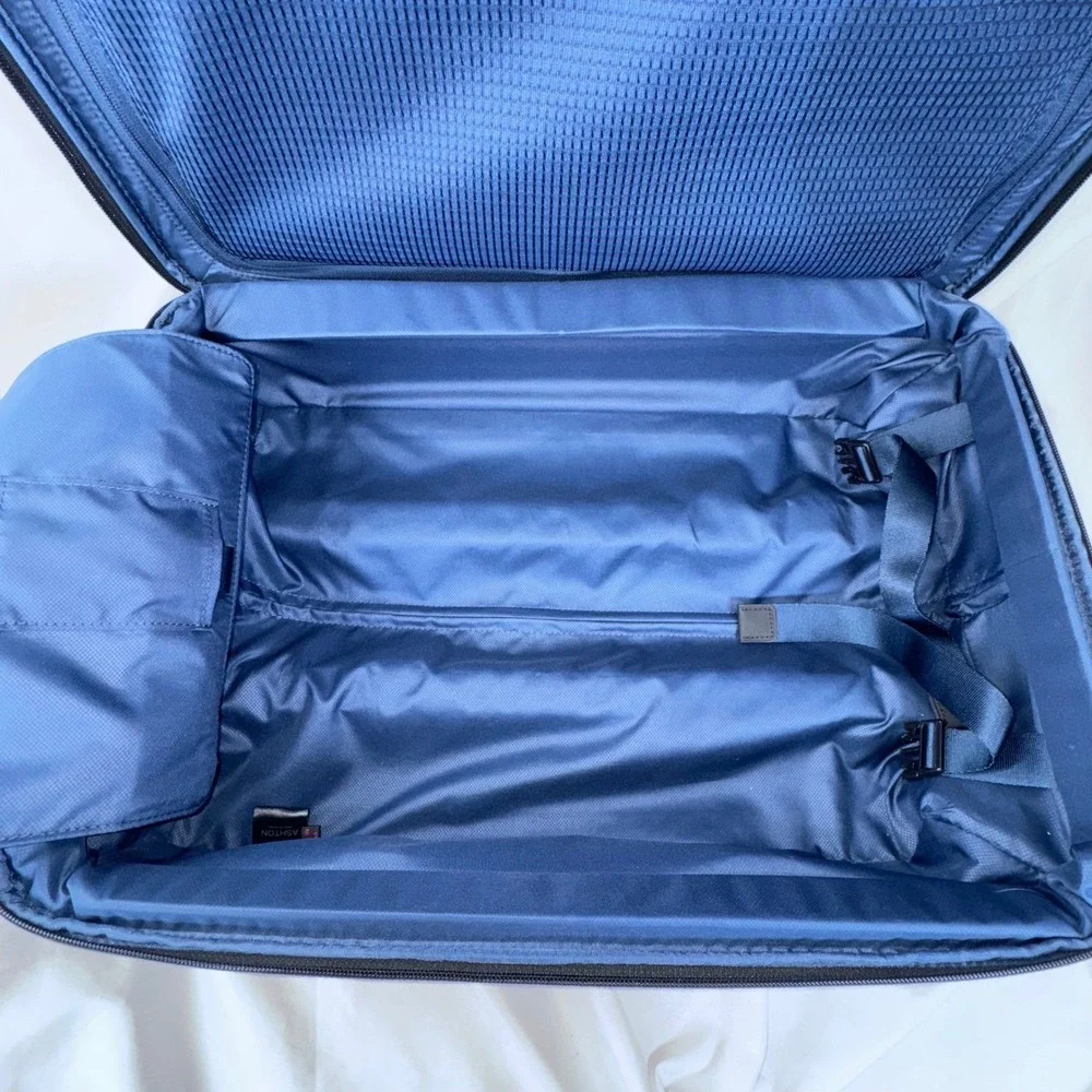 Tumi International 21